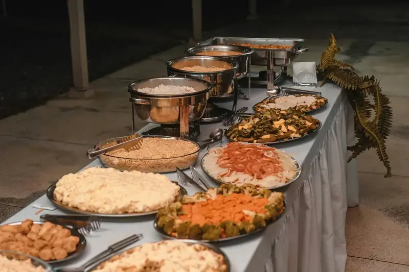 Mesa de buffet montada em evento da Katy Eventos