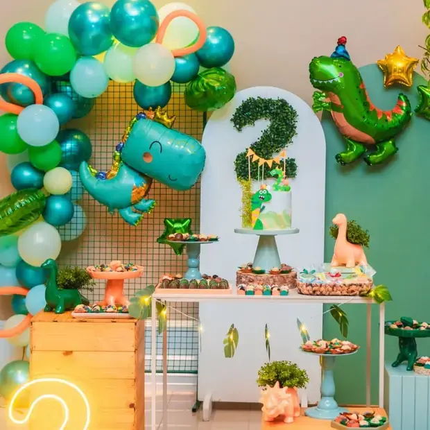 Mesa de aniversário infantil com tema de dinossauros