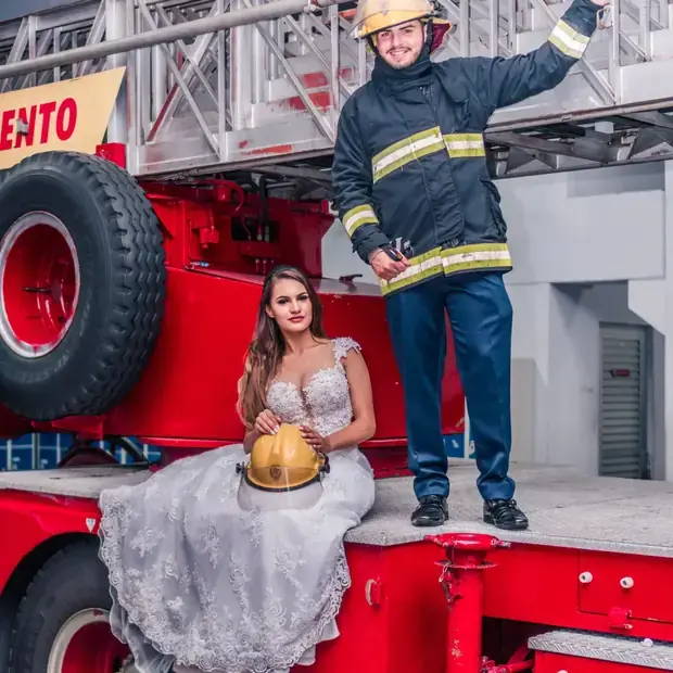 Ensaio de noivos no quartel dos bombeiros